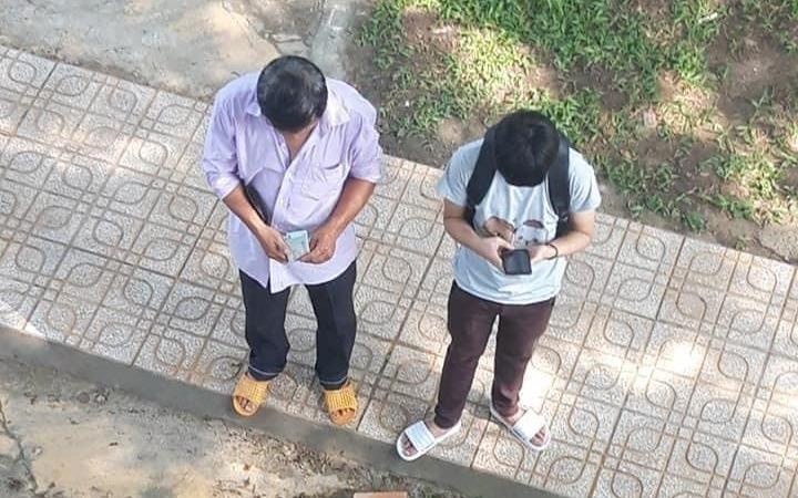 Su that buc anh nam sinh 'bo mac' nguoi cha lam lu trong ngay nhap hoc hinh anh