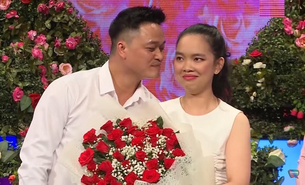 Nam chinh vu co gai doi di chau Au: 'Vo khong chieu thi chieu ai' hinh anh