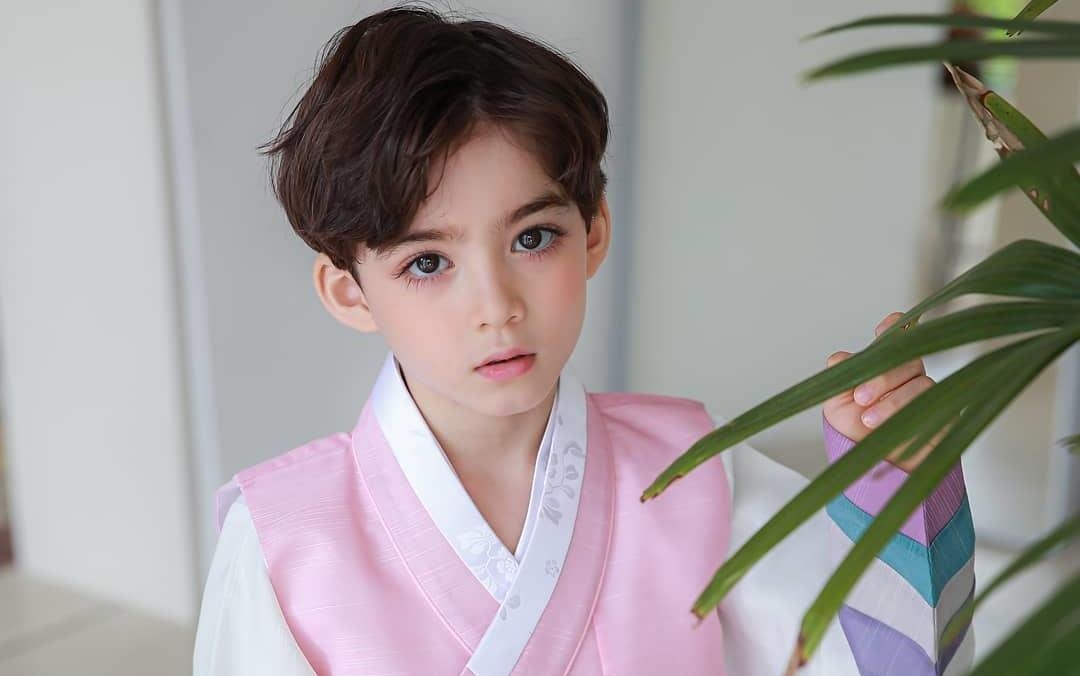 Nhoc ti tung duoc menh danh 'be trai dep nhat the gioi' gio ra sao? hinh anh