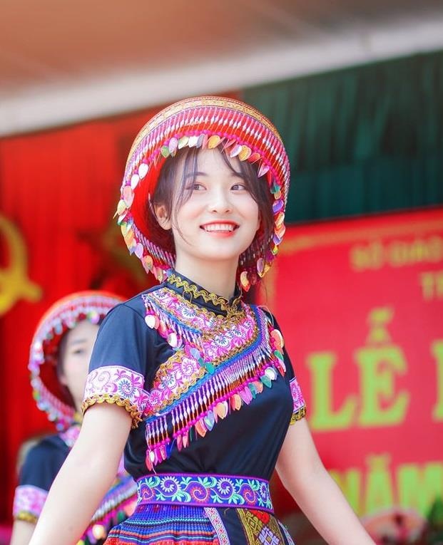 nữ sinh múa trong ngày khai giảng ảnh 1 nu sinh mua trong ngay khai giang anh 1