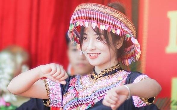 Nu sinh Thai Nguyen bong noi tren mang sau bai mua o le khai giang hinh anh