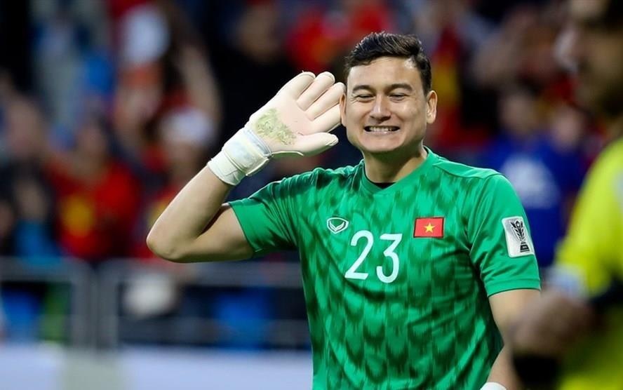 Thu mon Dang Van Lam tung nguoi bat penalty dang cap hinh anh