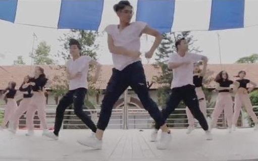 Hoc sinh Sai Gon chao khoa moi bang bai nhay khong kem dan chuyen hinh anh