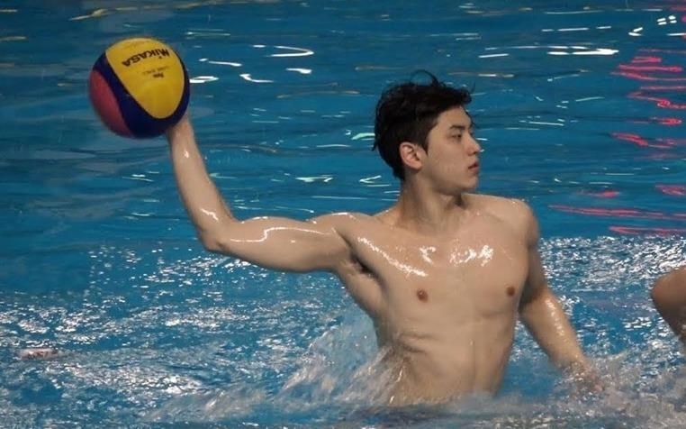 VDV bong nuoc Han Quoc gay chu y voi than hinh tam giac hinh anh