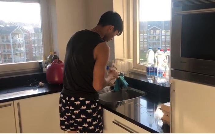 Van Hau khoe rua bat o nha moi, dan mang chi chu y anh mac quan hoa hinh anh