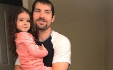 Cap bo con tai hien clip nhep ca khuc 'Girls Like You' trong nha tam hinh anh