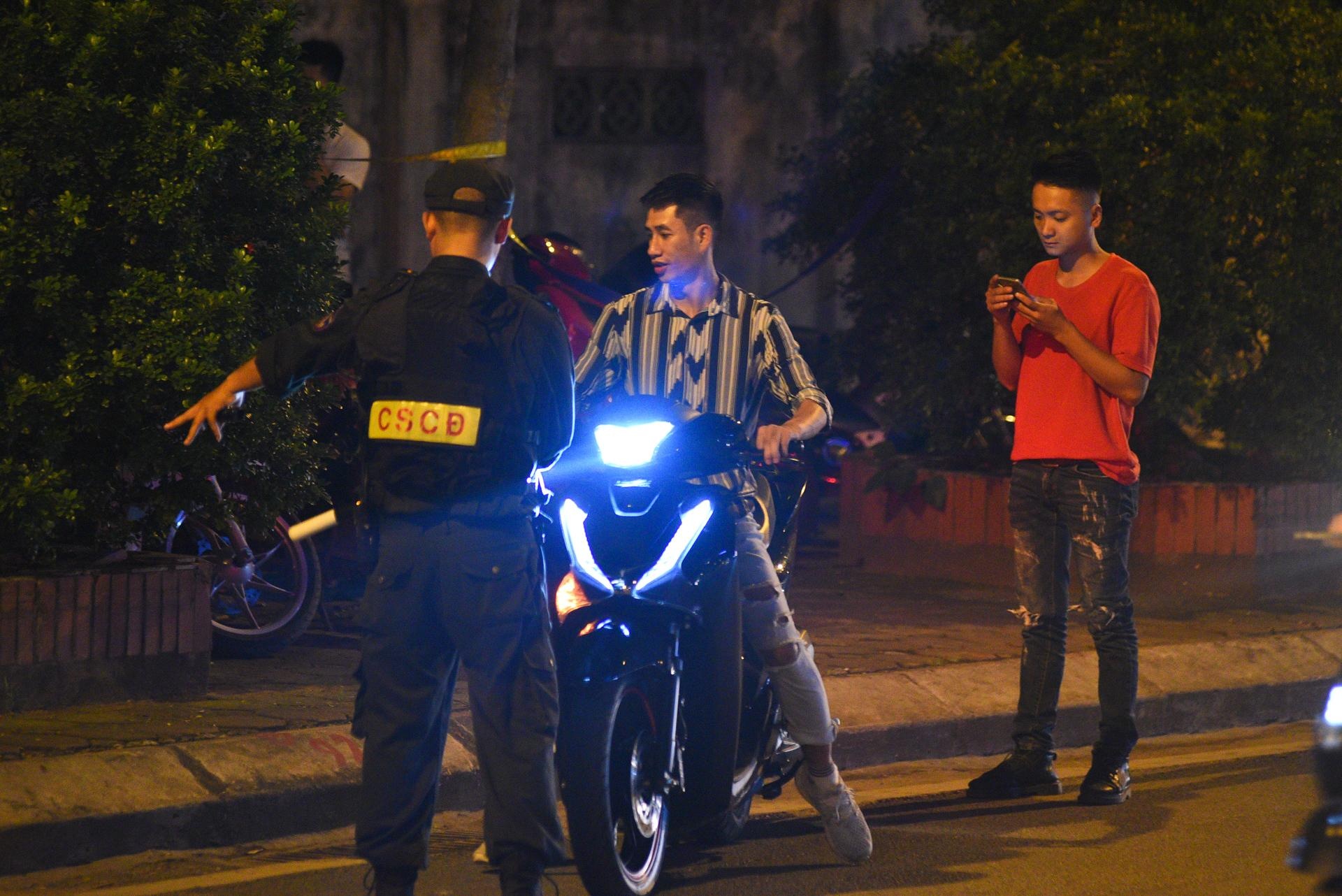 thanh nien dua xe sau tran Viet Nam Malaysia anh 4