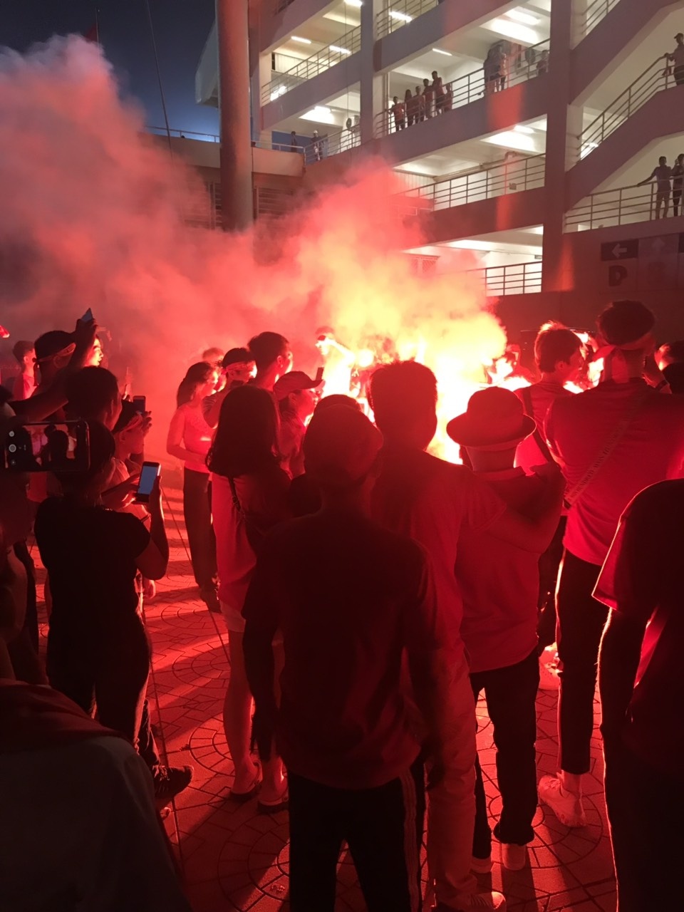 co dong vien dot phao sang tran Viet Nam Malaysia anh 2