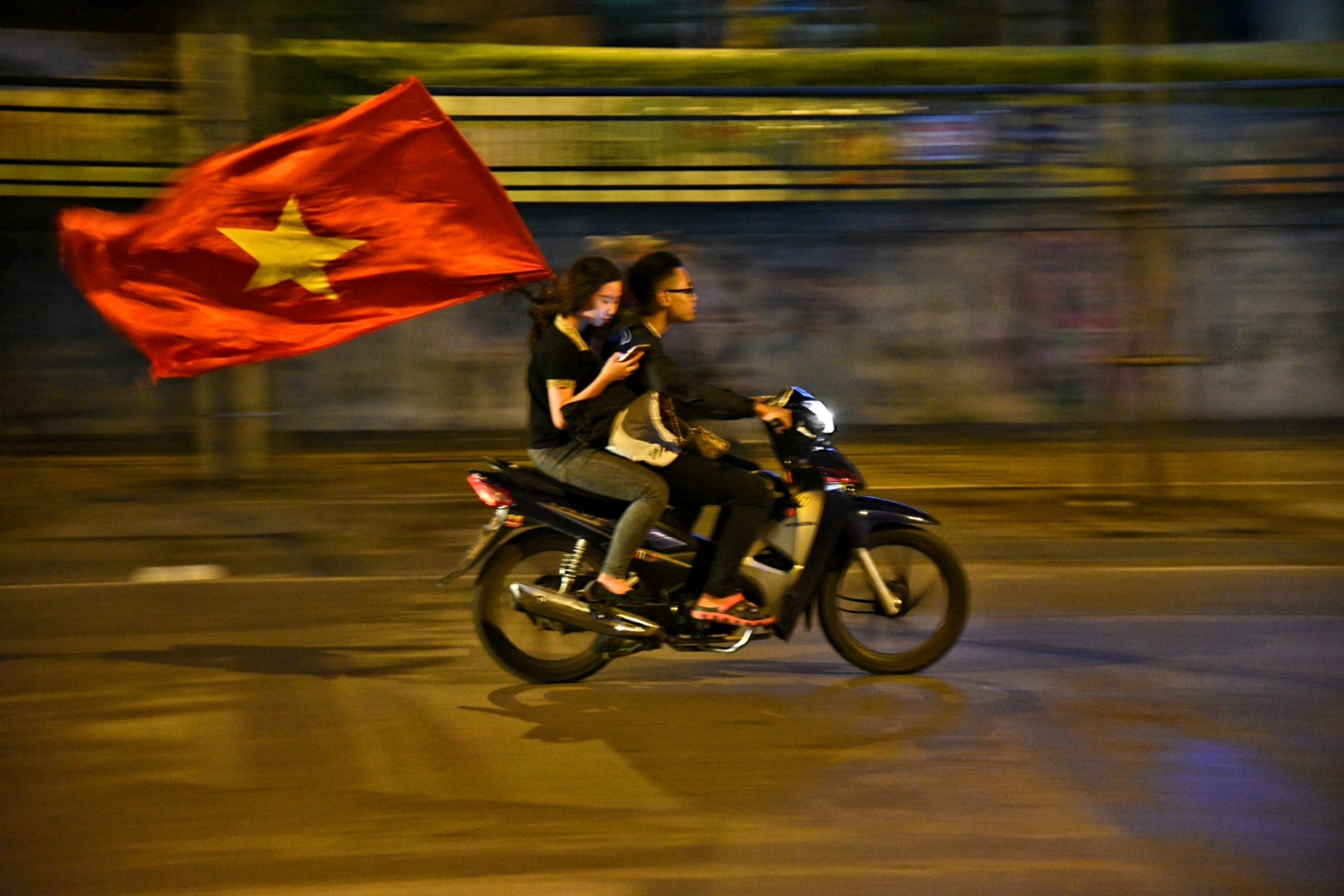 thanh nien dua xe sau tran Viet Nam Malaysia anh 3