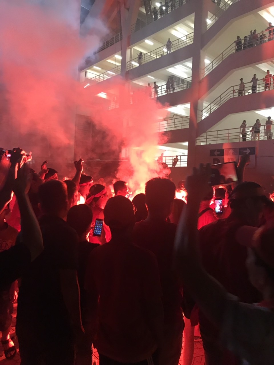 co dong vien dot phao sang tran Viet Nam Malaysia anh 1