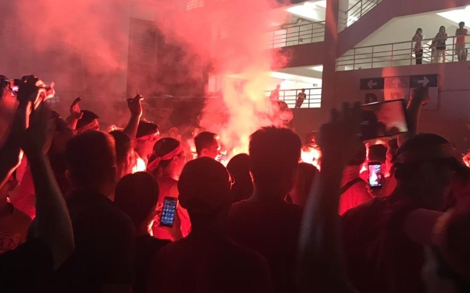 Phao sang duoc dot ngay ngoai san My Dinh sau tran Viet Nam - Malaysia hinh anh