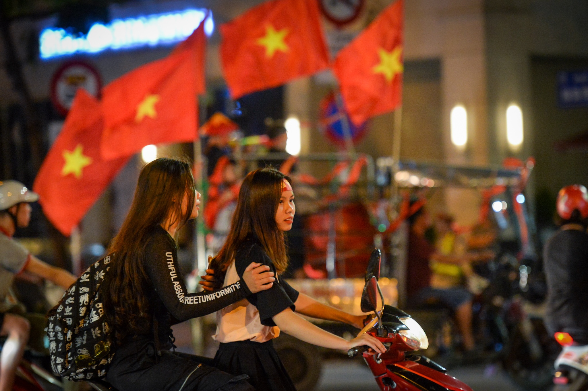 thanh nien dua xe sau tran Viet Nam Malaysia anh 2