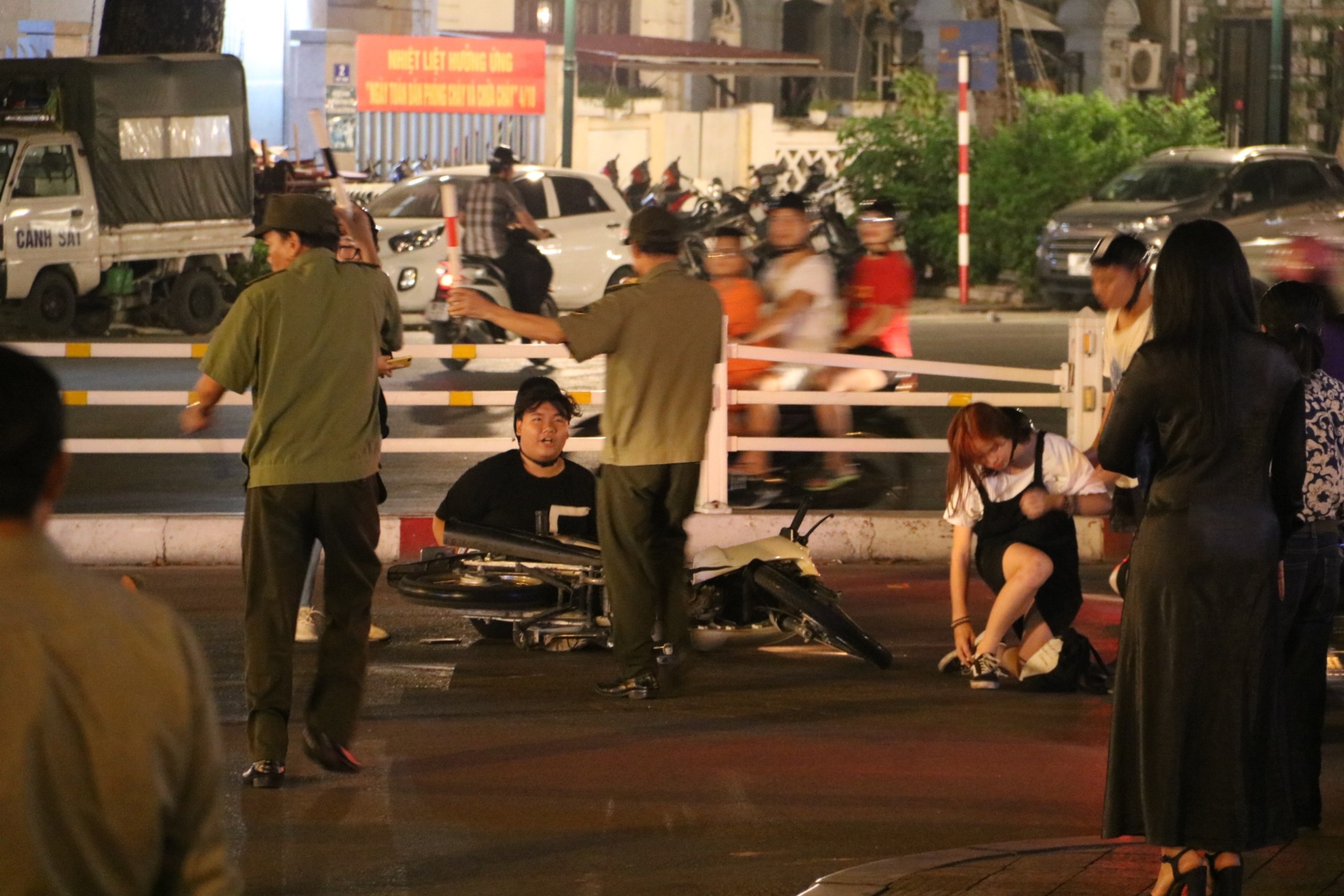 thanh nien dua xe sau tran Viet Nam Malaysia anh 5