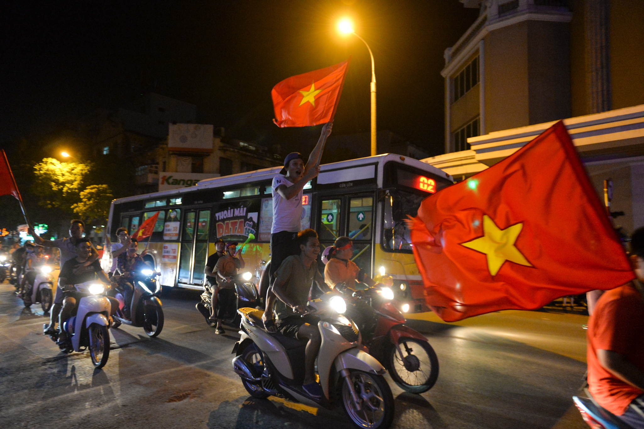 thanh nien dua xe sau tran Viet Nam Malaysia anh 6