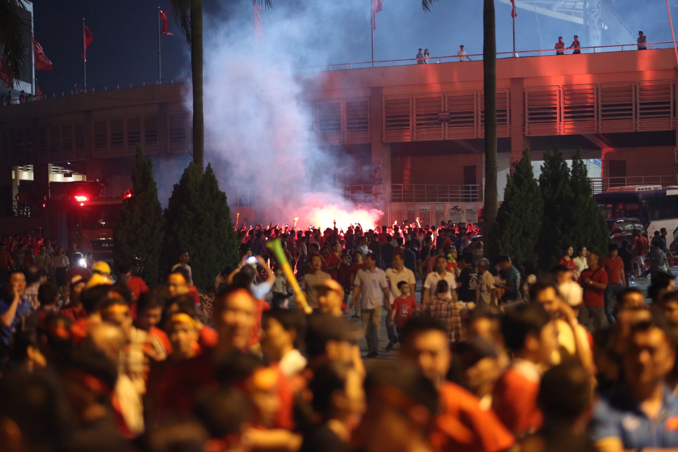 co dong vien dot phao sang tran Viet Nam Malaysia anh 3