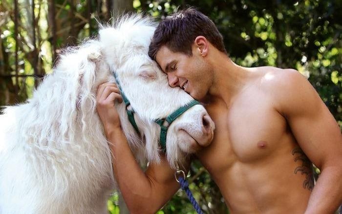 Linh cuu hoa 6 mui cua Australia chup anh voi dong vat lam tu thien hinh anh