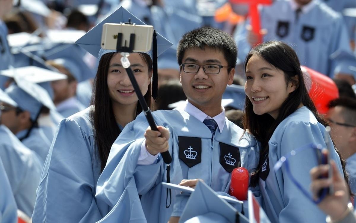 Cha me Trung Quoc nai lung kiem tien cho con du hoc My hinh anh