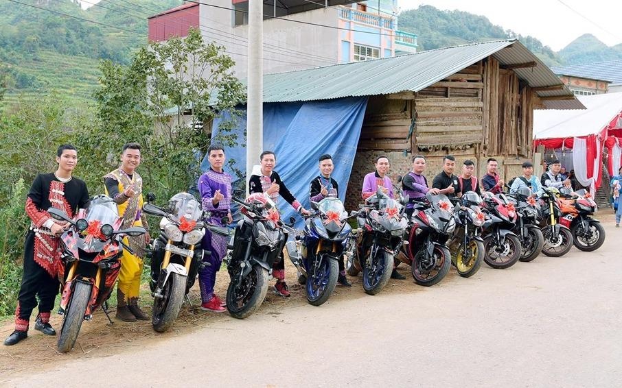 Doan xe phan khoi lon mac trang phuc dan toc H'Mong ruoc dau o Lao Cai hinh anh