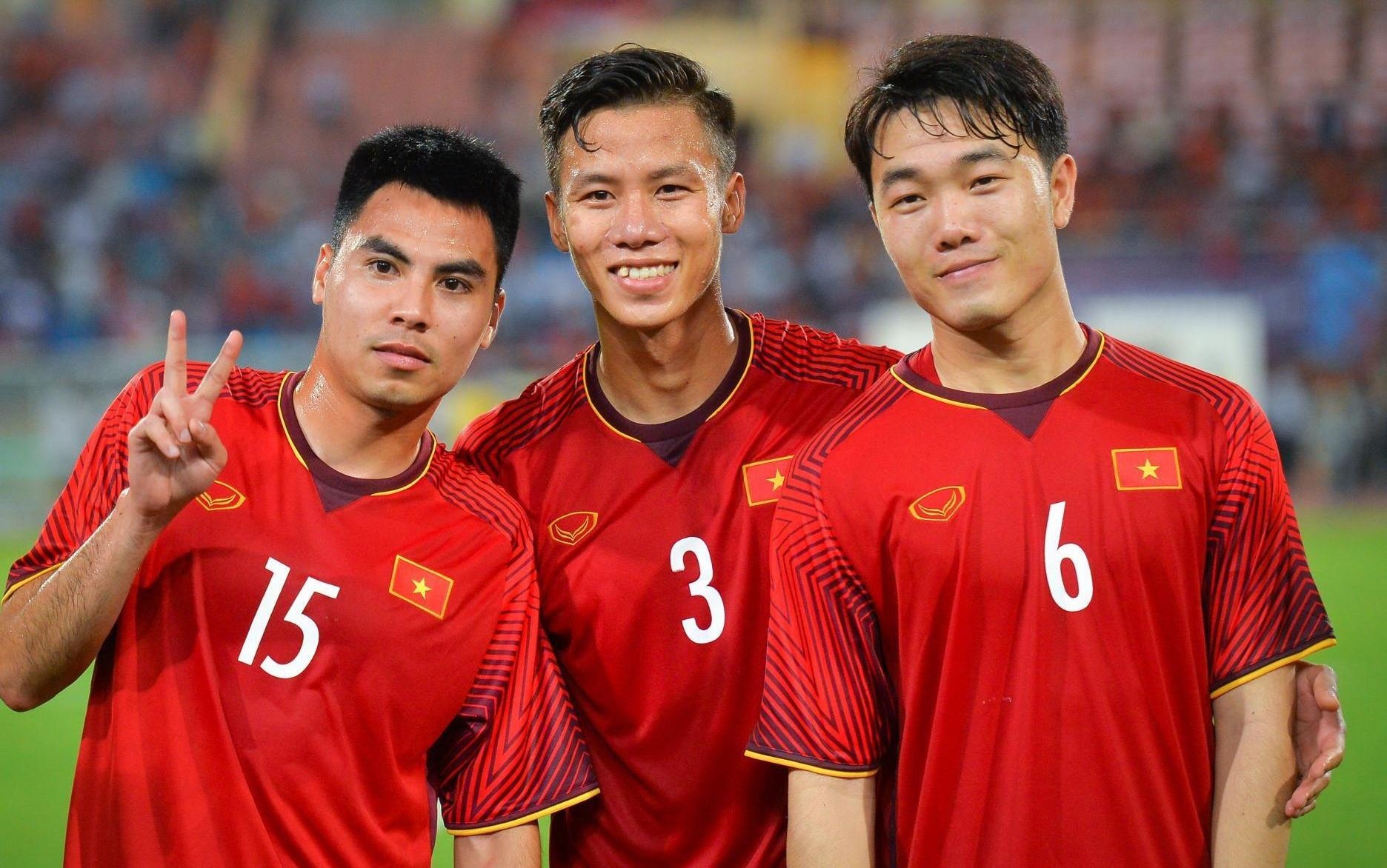 Que Ngoc Hai ghi ban, fan treu Duc Huy sap phai don phong cho dong doi hinh anh