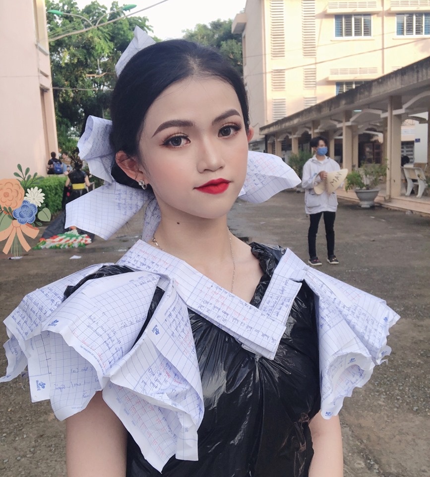 nu sinh mac do tai che anh 2