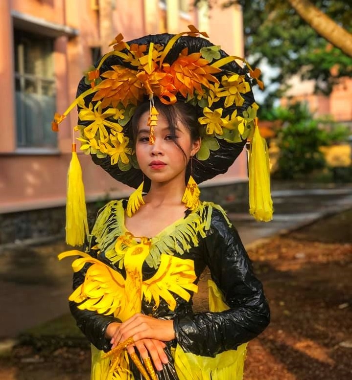 nu sinh mac do tai che anh 6