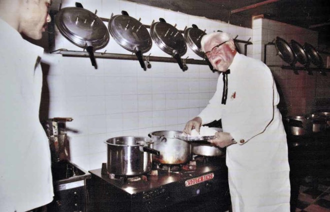 tuoi tre cua harland sanders anh 2