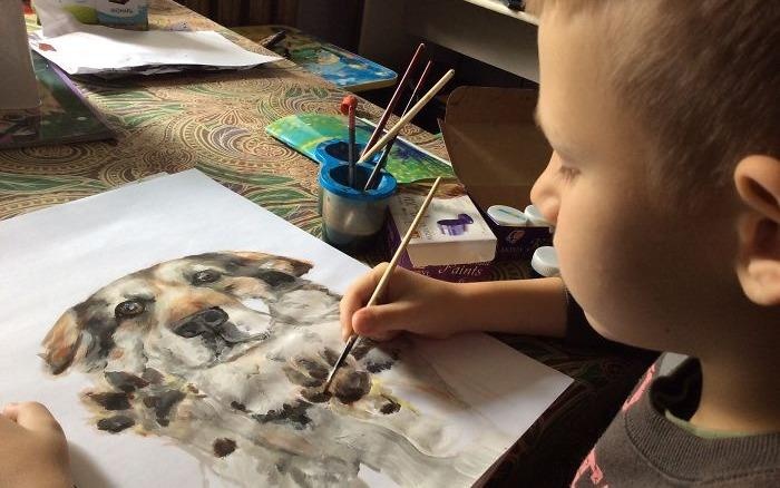 Tung bi mat cho, cau be kiem tien cuu dong vat bi bo roi hinh anh