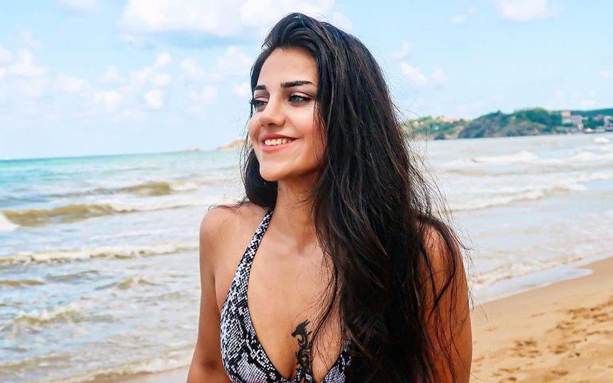 Nu bac si noi tieng nho co bung 6 mui 'dep nhat Tho Nhi Ky' hinh anh