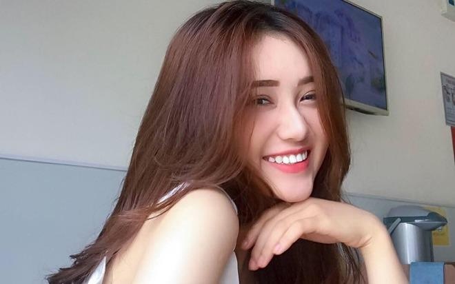 Nu sinh DH Ton Duc Thang toan hot girl, em vo cau thu noi tieng hinh anh