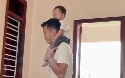 Que Ngoc Hai ve nha cham con om sau khi da xong V.League 2019 hinh anh