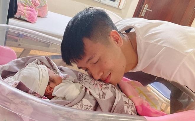 Cau thu Viet nguoi dinh tin don hen ho, nguoi da la bo bim sua hinh anh