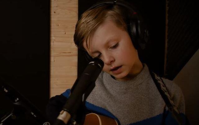 Cau be 8 tuoi dan hat ca khuc tu sang tac ve moi truong hinh anh