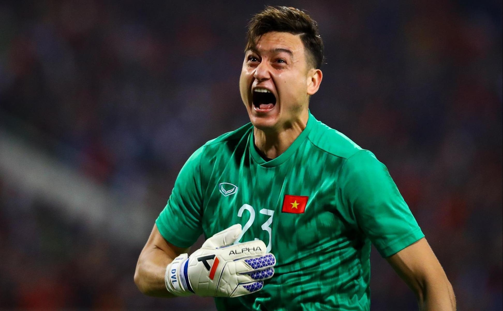 Anh che Lam Tay vung chai, tran an dong doi trong tran gap Thai Lan hinh anh