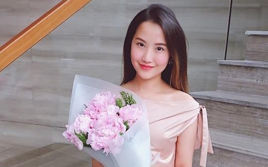 Hot girl Primmy Truong khoe duoc hoc tro tang hoa ngay 20/11 hinh anh