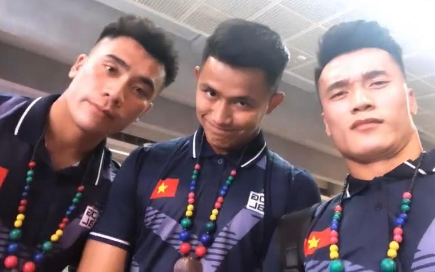 Tien Linh, Van Hau, Tien Dung thoai mai check-in khi toi Philippines hinh anh