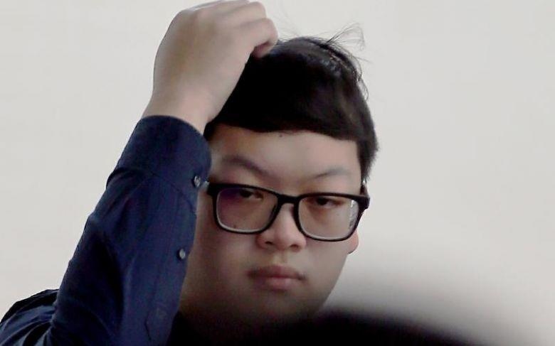 Nam sinh vien Singapore doi dien an tu vi quay len ban trong toilet hinh anh