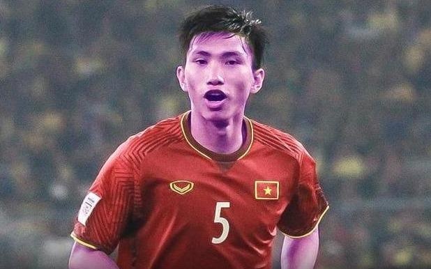 Anh che Van Hau 'gian tim nguoi' vi mat oan ban thang tran gap U22 Lao hinh anh