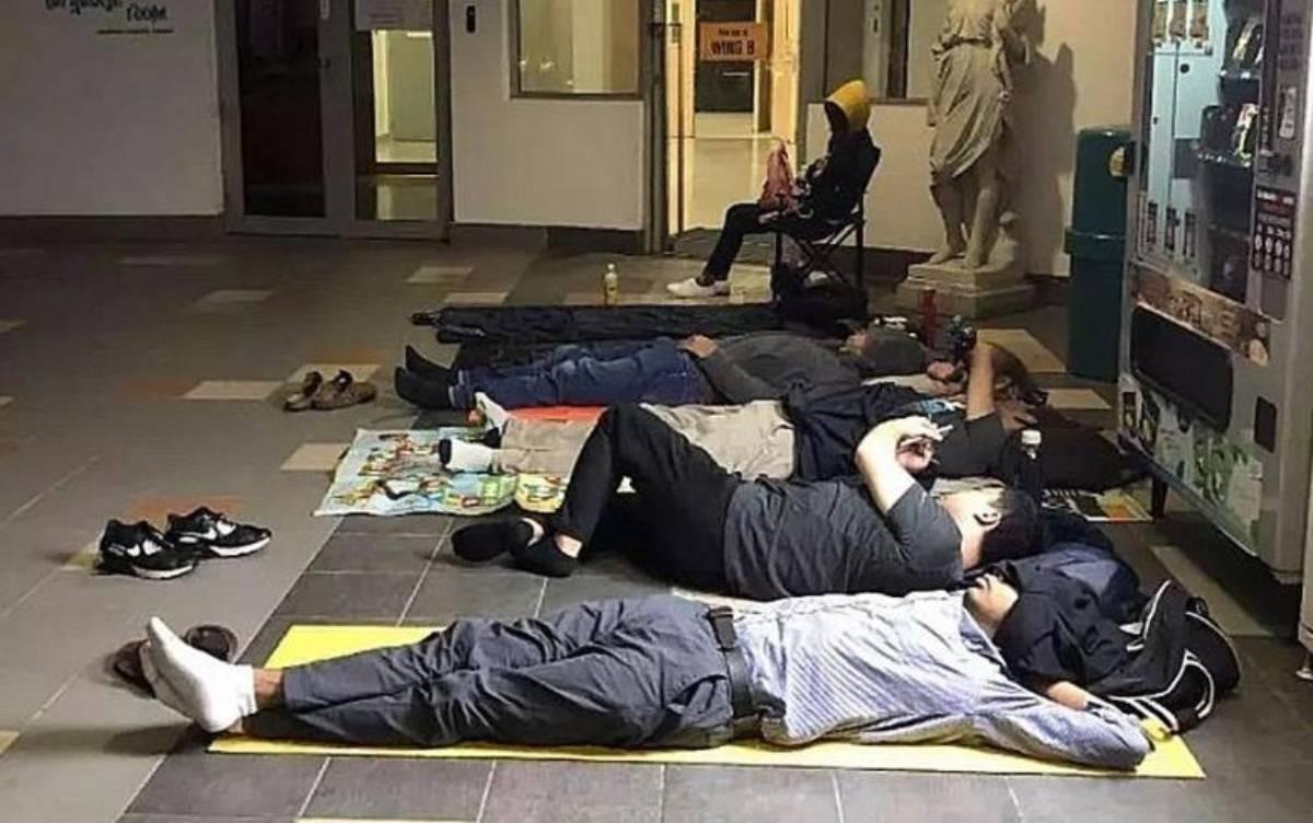 Phu huynh Singapore ngu qua dem truoc cong truong, cho xin hoc cho con hinh anh