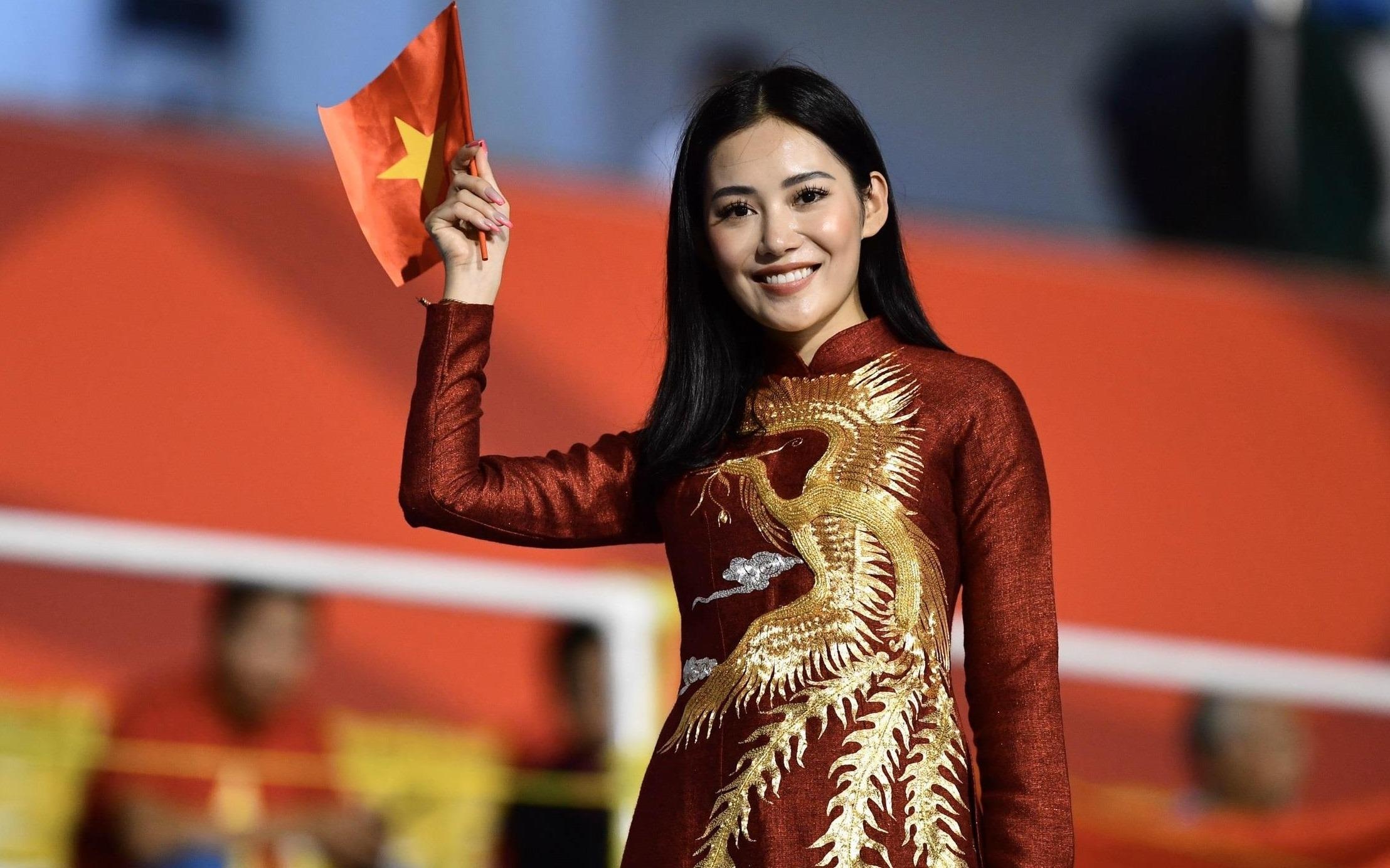 Ban gai Van Hau va cac fan nu sang Philippines co vu U22 Viet Nam hinh anh