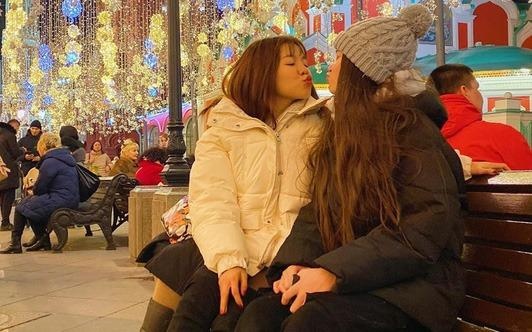 Yen Xuan sang Nga, lien tuc check-in than thiet voi gia dinh Van Lam hinh anh