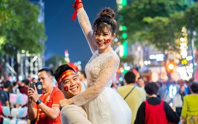 Di bao mung vo dich SEA Games, co dau chu re co bo anh cuoi dang nho hinh anh