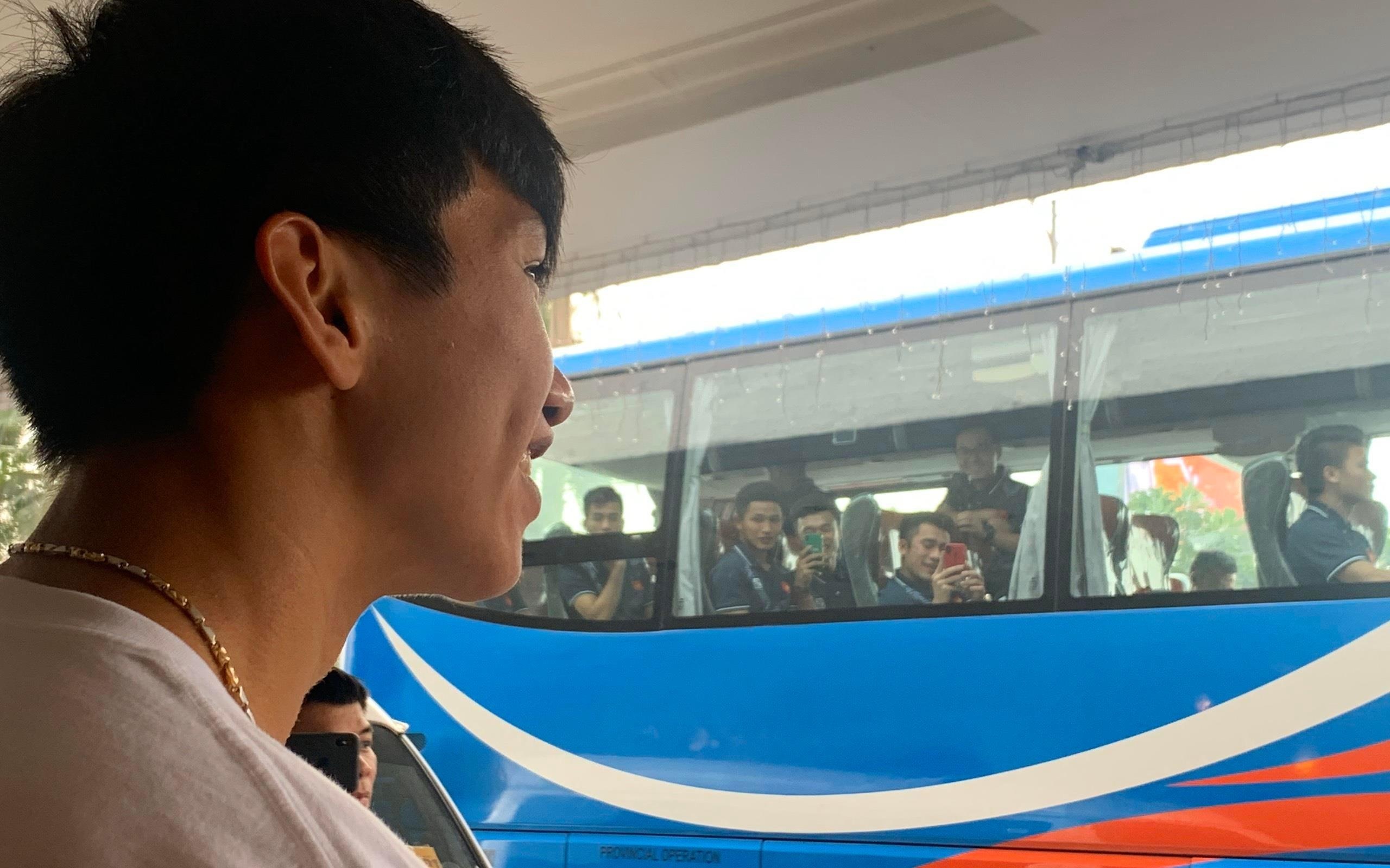 Van Hau bi cac anh treu 'khong duoc ve nha' sau SEA Games 30 hinh anh