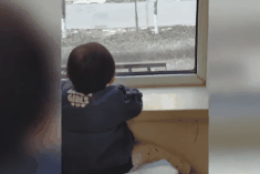 Co be Trung Quoc gay bao mang voi clip xem ke hoat hinh nha hang xom hinh anh