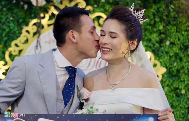 cau thu thuong vo cham con anh 11