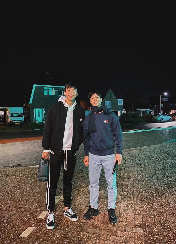 Van Hau chup anh ben Cong Phuong anh 1