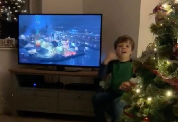 Cau be 4 tuoi dung ngon ngu ky hieu giup bo me khiem thinh xem tivi hinh anh