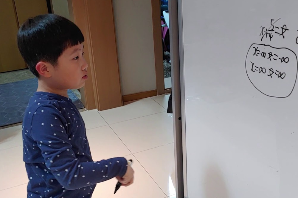 Cau be 6 tuoi gay bat ngo voi kha nang giai Toan bac dai hoc hinh anh