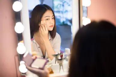 Chang trai duoc dan mang khen ngoi vi lam phong trang diem cho ban gai hinh anh