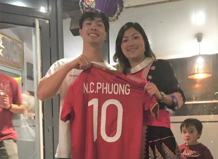 'Co be H'Mong' Lo Thi Mai duoc Cong Phuong tang ao dau tai Bi hinh anh