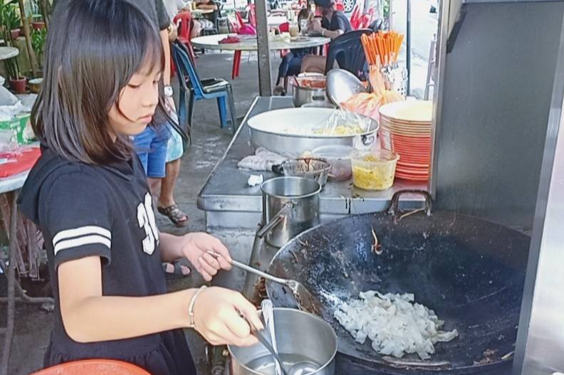 Co be 8 tuoi noi tieng voi ky nang nau an dieu nghe hinh anh